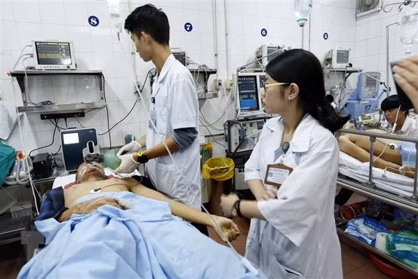 Cấp cứu phẫu thuật các trường hợp tai nạn giao thông. (Ảnh: Dương Ngọc/TTXVN)