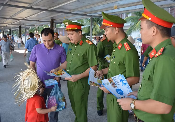 CBCS Phòng Cảnh sát môi trường tuyên truyền về bảo vệ môi trường đên mọi tầng lớp nhân dân.