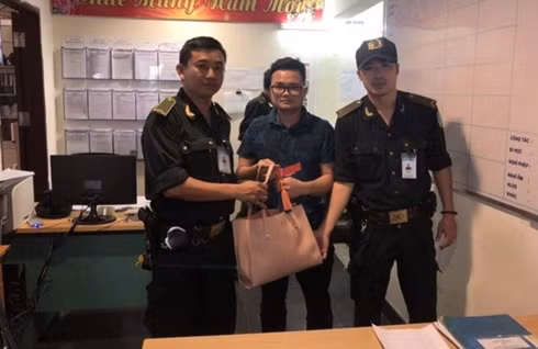 An ninh hàng không Đà Nẵng bàn giao lại tài sản bị tài xế taxi chiếm đoạt cho hành khách.