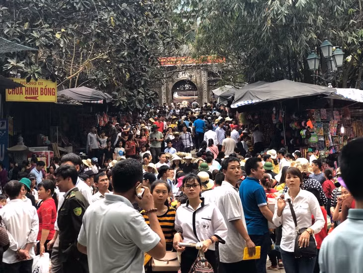 Dòng người đổ về chùa Hương từ sáng sớm.