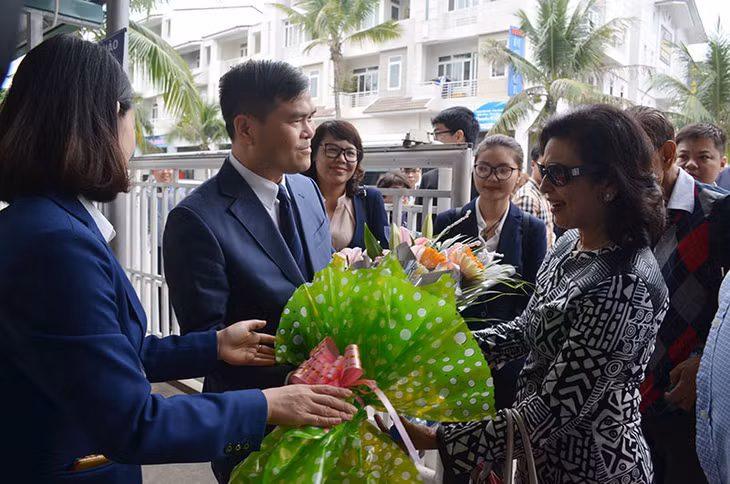 Đồng chí Bùi Văn Khắng, Phó Chủ tịch tặng hoa Đoàn đại biểu APF