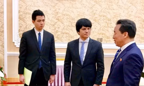 Đại sứ Việt Nam tại Triều Tiên Lê Bá Vinh, giữa, và đại diện phía Triều Tiên tại Bình Nhưỡng. Ảnh: ĐSQVNTTT.