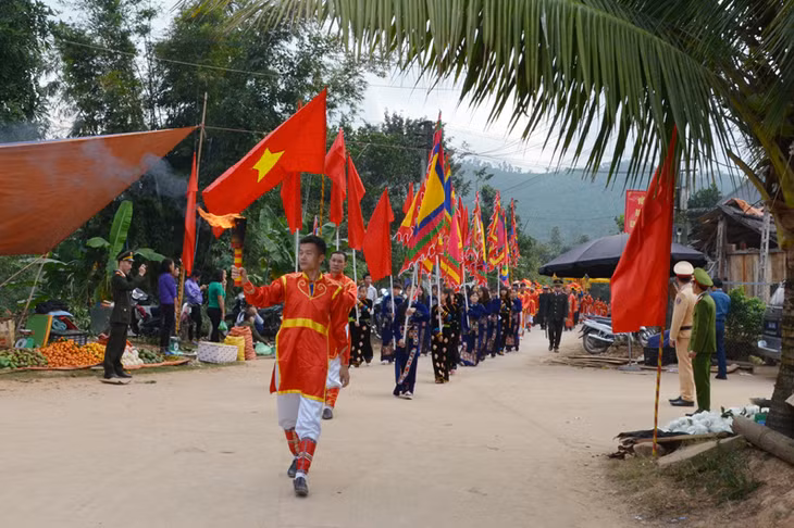 Rước thành hoàng làng về đình.