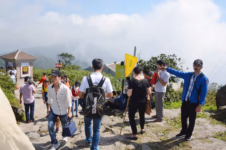  Nhằm đảm bảo văn minh, an toàn cho du khách, Ban quản lý di tích và rừng quốc gia Yên Tử phối hợp với Công ty Cổ phần phát triển Tùng Tâm bố trí đội ngũ hướng dẫn viên dọc theo tuyến đường hành hương từ chân núi lên Chùa đồng, tuyên truyền nhắc nhở du khách thực hiện nghiêm các quy định nơi thờ tự, không rải tiền lẻ bừa bãi. 