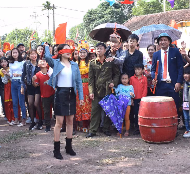 Bịt mắt đập niêu ddwwcj nhiều người tham gia