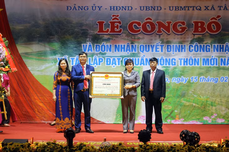 Lãnh đạo huyện Đầm Hà trao Bằng công nhận đạt chuẩn nông thôn mới của UBND tỉnh cho xã Tân Lập.