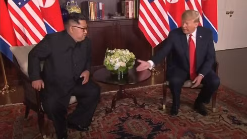 Tổng thống Mỹ Donald Trump và lãnh đạo Kim Jong-un tại Thượng đỉnh Mỹ-Triều lần 1 ở Singapore. Ảnh: BBC.