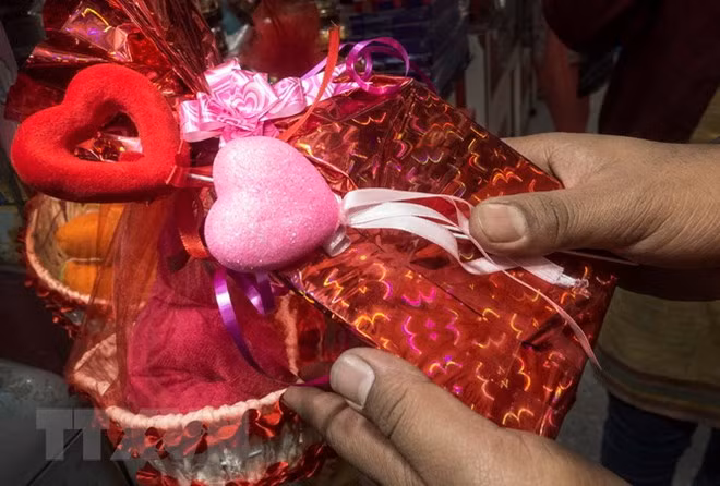 Quà tặng cho ngày Lễ Tình yêu 14/2 được bày bán tại Kolkata của Ấn Độ. (Ảnh: THX/TTXVN)