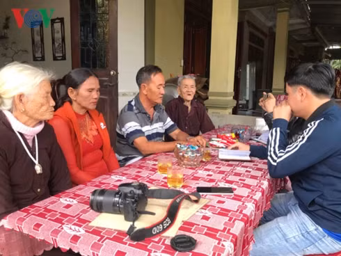 Ông Dương cùng người thân trong gia đình trò chuyện sau 40 năm gặp lại.