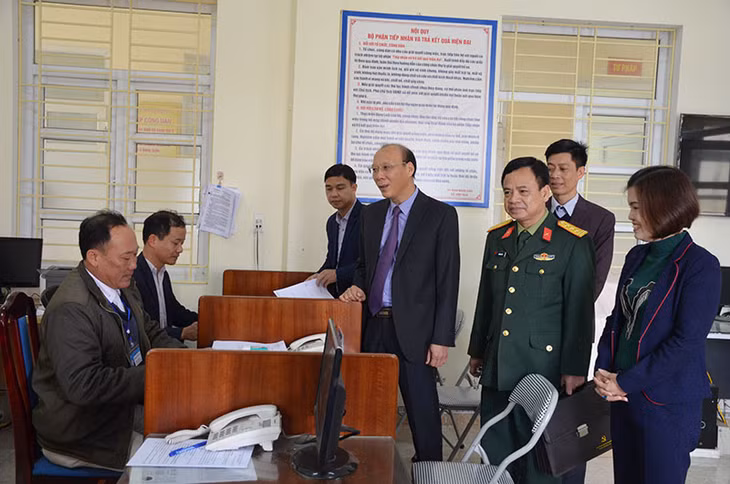 Đồng chí Trần Đức Thắng, Phó Bí thư Thị ủy, Chủ tịch UBND TX Quảng Yên kiểm tra việc chấp hành nhiệm vụ tại xã Hiệp Hòa.