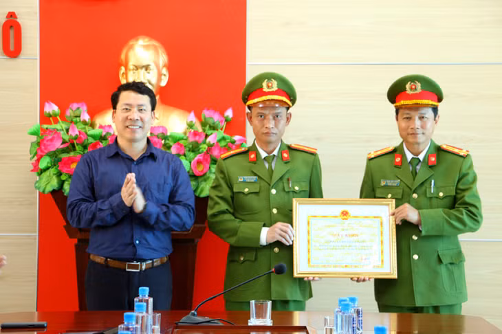 Bí thư Huyện uỷ, Chủ tịch UBND huyện Trần Như Long khen thưởng cho tập thể Công an huyện.