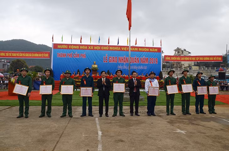 Lãnh đạo TP Cẩm Phả tặng giấy khen cho các tân binh viết đơn lên đường nhập ngũ