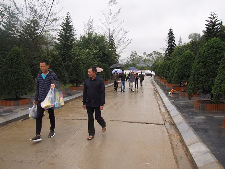 Vào buổi chiều, gia đình các liệt sĩ ở xa mới đến được Pò Hèn.