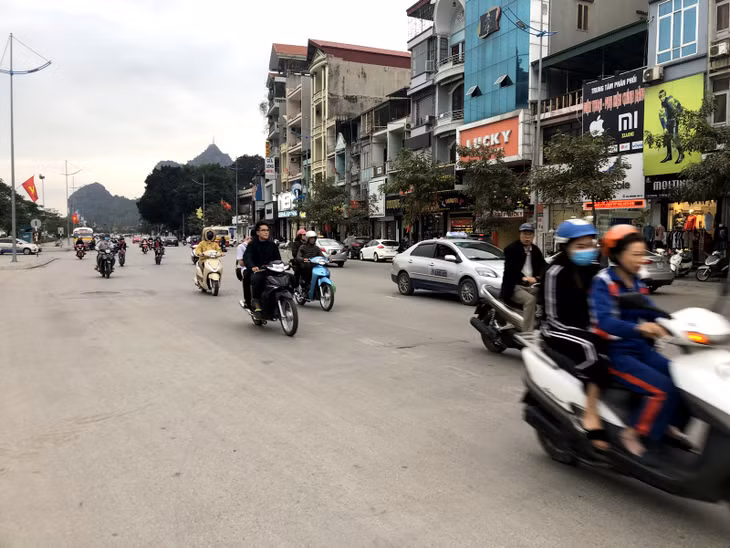 Dọc các tuyến đường tại thành phố Hạ Long tình trạng không đội mũ bảo hiểm diễn ra phổ biến.