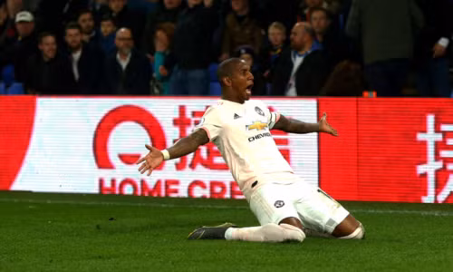 Young tỏa sáng trong bối cảnh Man Utd gặp khó khăn về lực lượng. Ảnh: AFP.