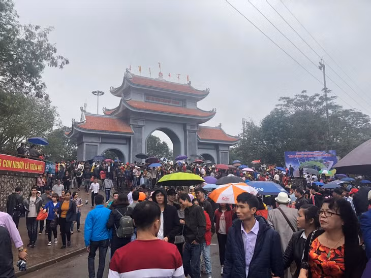 Dù trời mưa nhưng vẫn có rất đông du khách trẩy hội Lim.