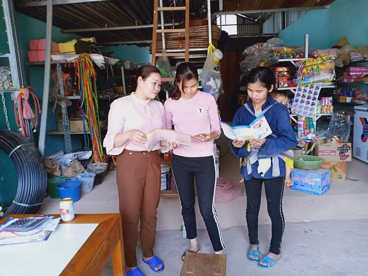 Chị Lý Thị Ngọc (ngoài cùng bên trái) đang tuyên truyền cho người dân xã Đồng Sơn về việc thực hiện chính sách dân số.