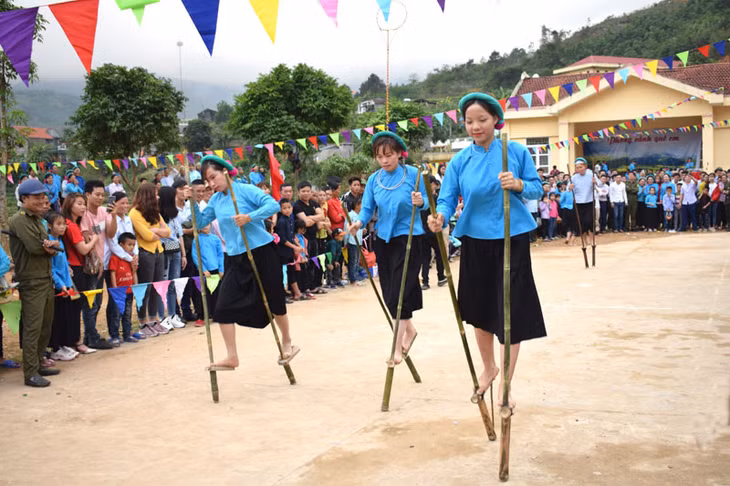 Đi cà kheo, môn thi tạo ra nhiều tiếng cười trong lễ hội