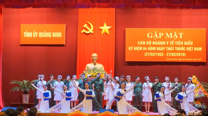 Văn nghệ chào mừng tại buổi lễ.