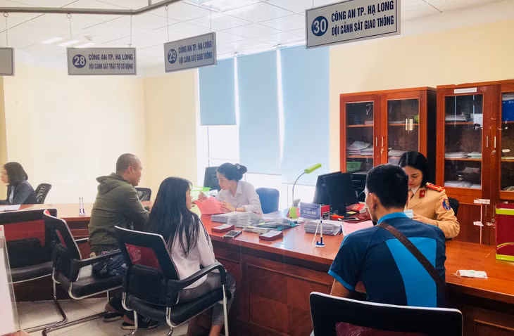 Người dân đến giải quyết thủ tục hành chính tại Trung tâm hành chính công TP Hạ Long