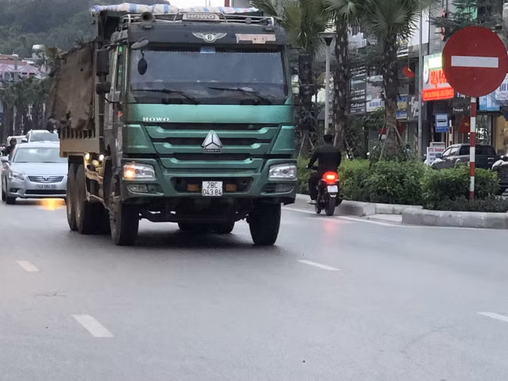 Không chỉ vậy, tình trạng đi ngược đường vẫn diễn ra phổ biến.