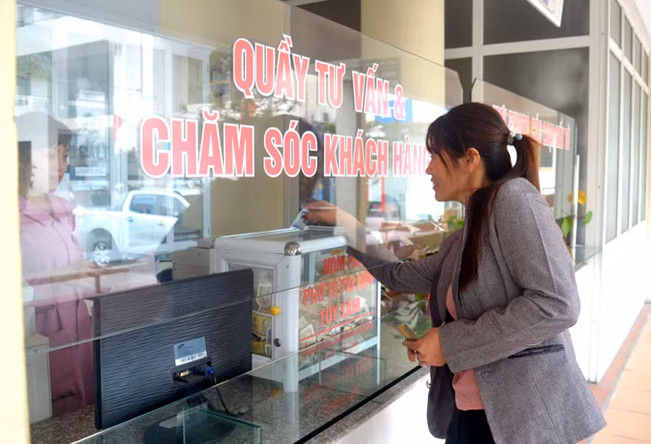 Người dân quyên góp, ủng hộ bệnh nhân có hoàn cảnh khó khăn thông qua 