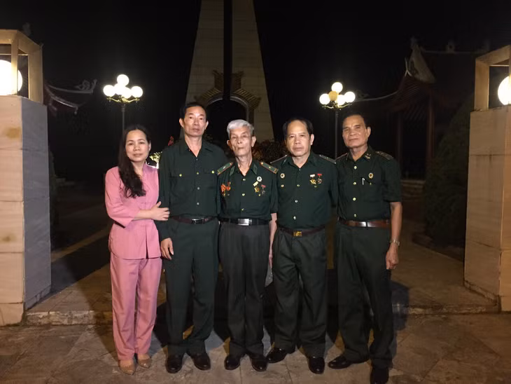 Ông Vũ Ngọc Mai, (đứng giữa) nguyên Đồn trưởng Đồn Công an vũ trang 209 cùng các CCB của đồn lên thắp hương tưởng niệm buổi tối trước ngày TBLS 27-7