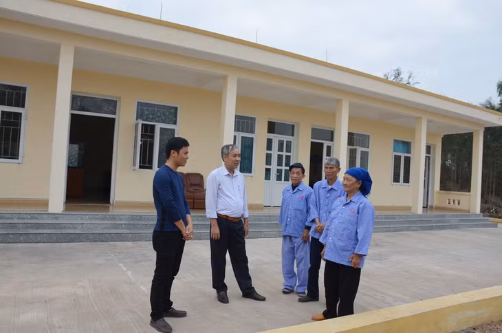 Các cụ cũng vui mừng, phấn khởi hơn vì được đón Tết trong ngôi nhà mới sạch sẽ, khang trang hơn