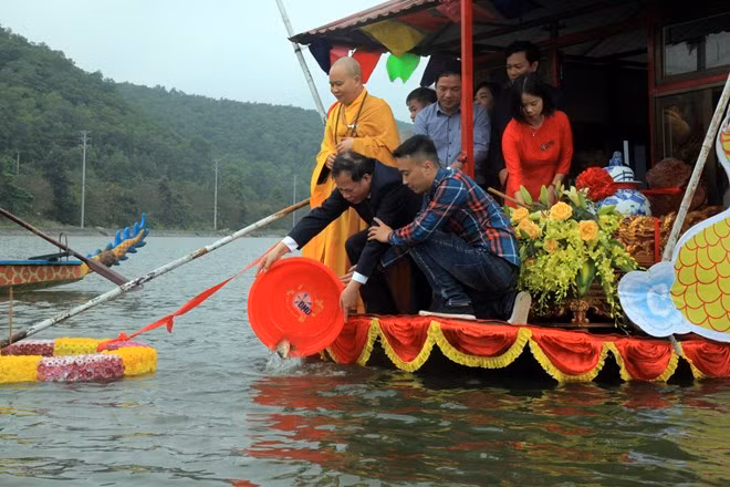 Bí thư Tỉnh ủy Hải Dương Nguyễn Mạnh Hiển (áo đen) thực hiện nghi lễ phóng sinh. (Ảnh: Mạnh Tú/TTXVN)
