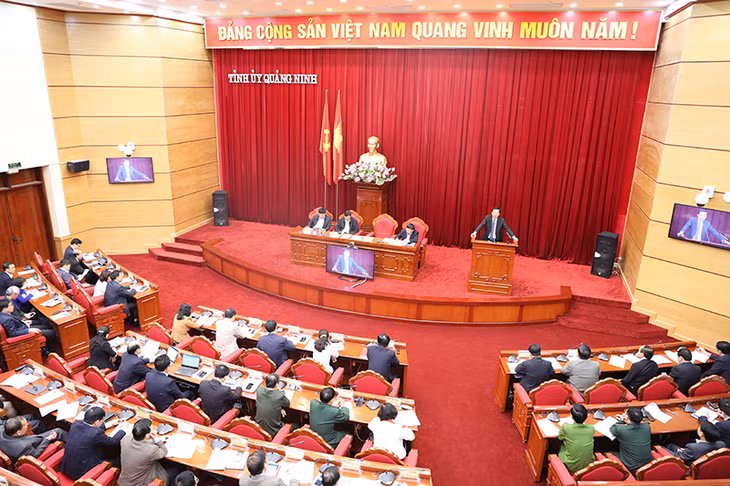 Bí thư Tỉnh ủy Nguyễn Văn Đọc chủ trì cuộc họp.