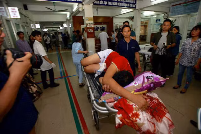 Một ca cấp cứu tại Bệnh viện Việt Đức Tết Kỷ Hợi 2019. Ảnh: TL