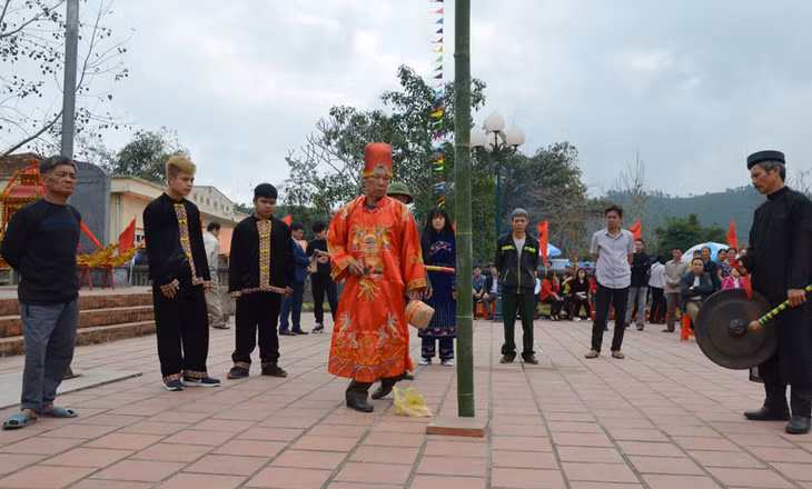 Thầy mo thực hiện nghi thức cúng cây nêu.