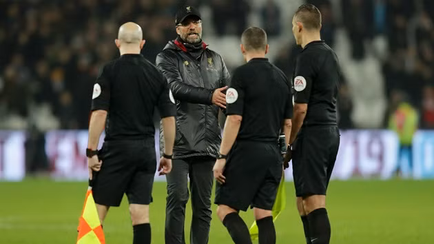  Klopp phàn nàn với tổ trọng tài sau trận hoà với West Ham.