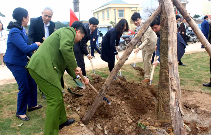 Các đại biểu huyện Vân Đồn tham gia trồng cây tại lễ phát động.