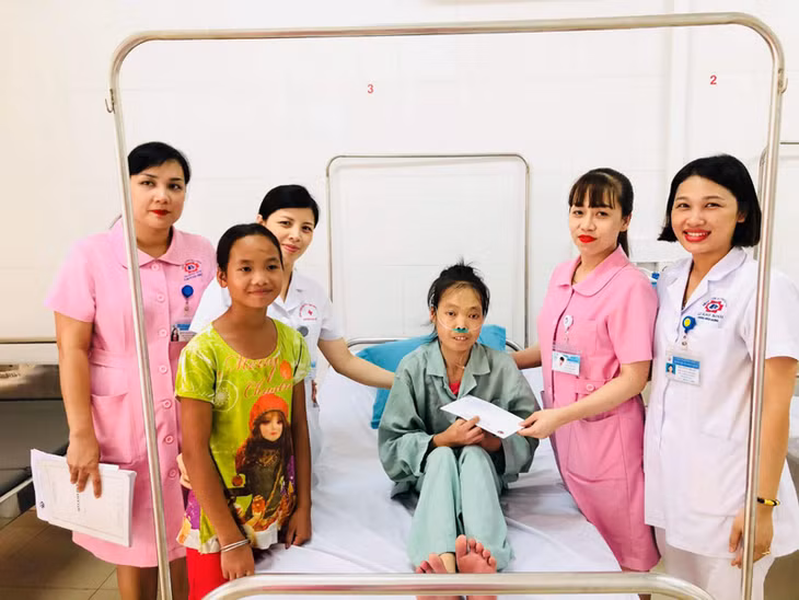 Tổ CTXH đến thăm và tặng quà cho bệnh nhân Bàn Thị Sơn. 