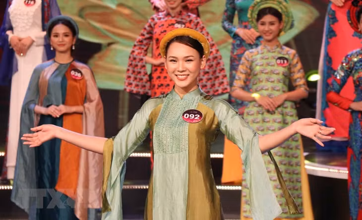  Các người đẹp trong phần thi trình diễn áo dài. Ảnh: Thanh Thương/TTXVN