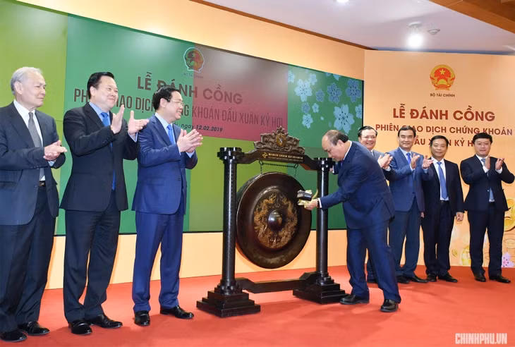 Thủ tướng đánh cồng khai trương hoạt động giao dịch chứng khoán đầu Xuân 2019. Ảnh: VGP/Quang Hiếu