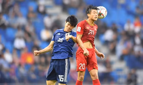 Việt Nam (áo đỏ) tiếp tục leo cao ở bảng điểm FIFA. Ảnh: Đức Đồng.