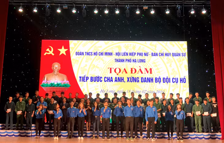 Các đại biểu, khách mời chụp ảnh lưu niệm với 41 thanh niên ưu tú được nhận giấy chứng nhận hoàn thành lớp bồi dưỡng nhận thức về Đảng trước khi lên đường nhập ngũ.