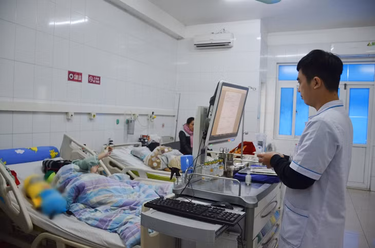 Điều dưỡng thực hiện y lệnh của bác sĩ trên hệ thống phần mềm của xe tiêm thông minh.