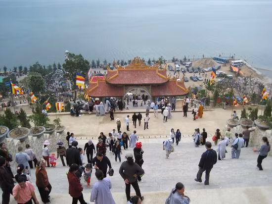 Du khách tham quan chùa Cái Bầu- điểm du lịch tâm linh ở Vân Đồn