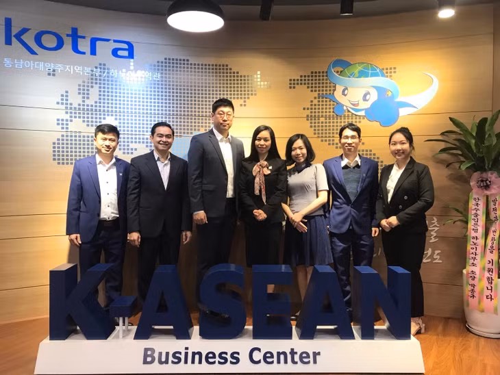 Đại diện IPA Quảng Ninh, Amata Hạ Long chụp ảnh lưu niệm cùng KOTRA Hà Nội