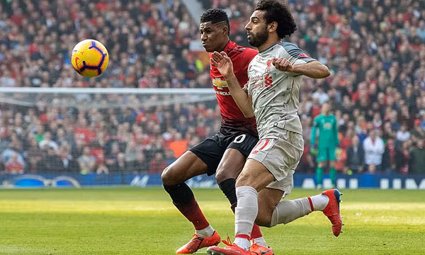 Rashford (trái) và Salah đều tịt ngòi tối 24/2. Ảnh: Reuters.