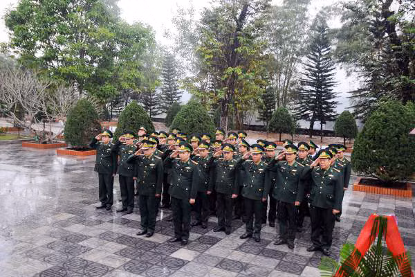 Đoàn cán bộ Bộ Chỉ huy BĐBP tỉnh dâng hương, tưởng niệm các Anh hùng liệt sĩ Pò Hèn sáng ngày 17/2. Ảnh: Quốc Chiểu (BĐBP tỉnh) 