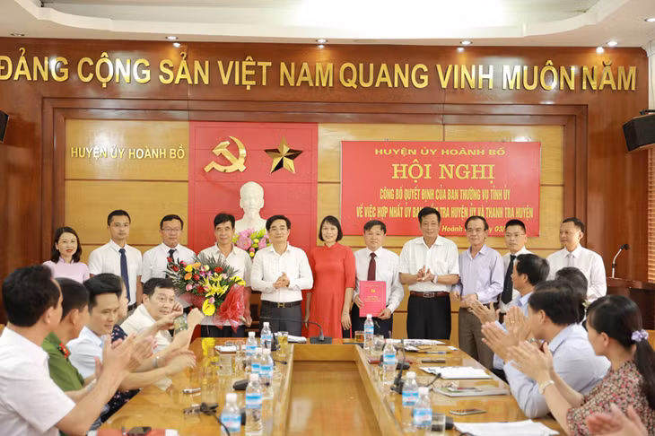 Huyện ủy Hoành Bồ tổ chức công bố Quyết định của Ban Thường vụ Tỉnh ủy về việc hợp nhất cơ quan Ủy ban Kiểm tra Huyện ủy với Thanh tra huyện. 