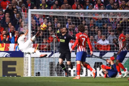  Casemiro 'móc bóng' mở tỉ số.