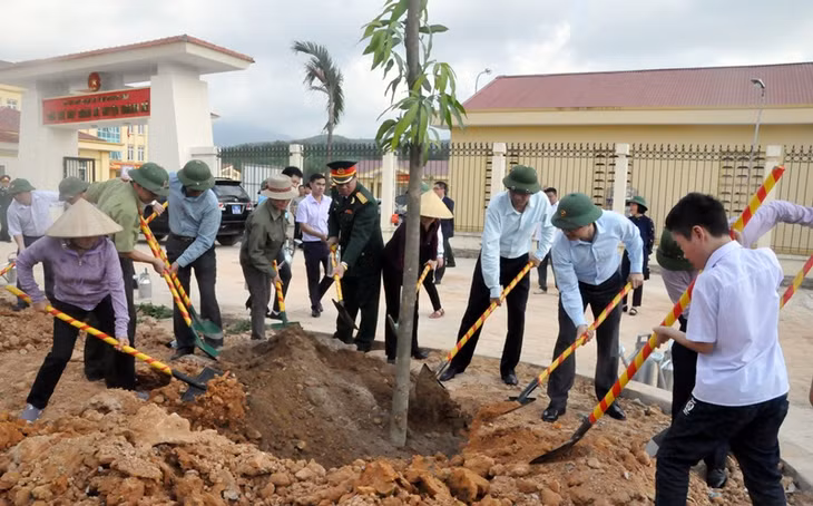 Các đại biểu cùng nhân dân tích cực tham gia trồng cây ngay tại lễ phát động.