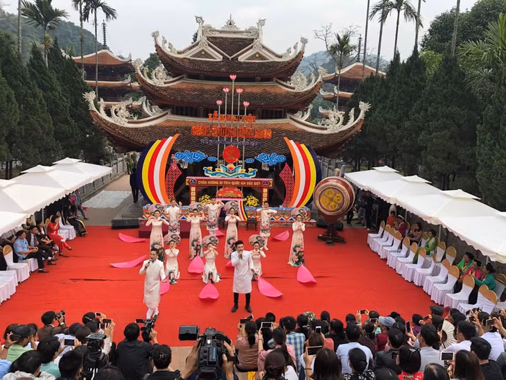 Biểu diễn văn nghệ tại lễ Khai hội chùa Hương.