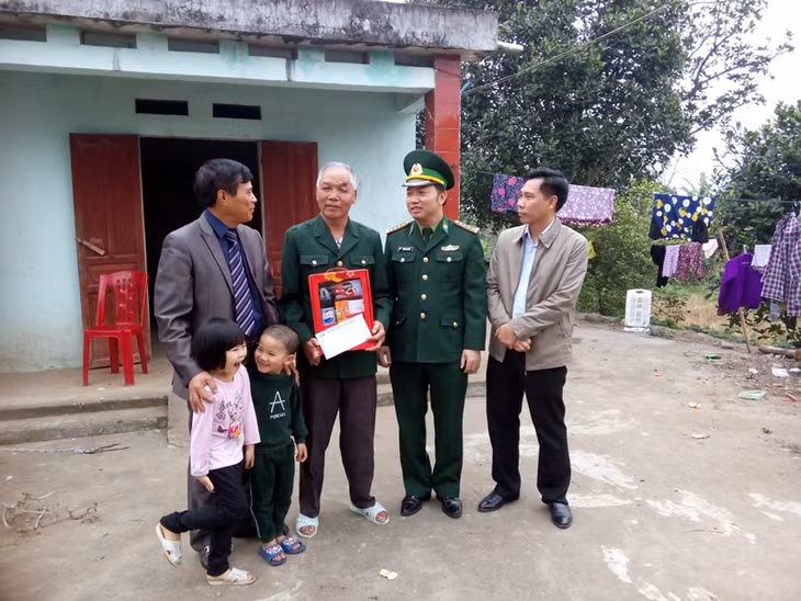Lãnh đạo Bộ Chỉ huy BĐBP tỉnh và Hội Nhà báo tỉnh tặng quà Tết nhân dịp Xuân Kỷ Hợi 2019 cho gia đình chính sách trên địa bàn biên giới huyện Bình Liêu – Một trong những giải pháp thiết thực xây dựng nền biên phòng toàn dân ngày càng vững mạnh