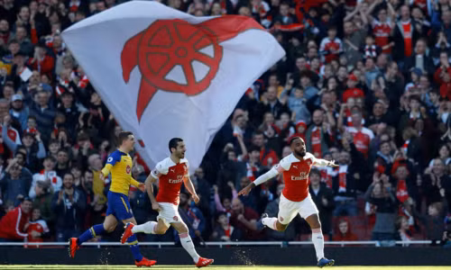 Lacazette và Mkhitaryan đưa Arsenal trở lại với top 4. Ảnh: AFP.